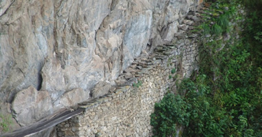 Camino estrecho en las montañas Camino estrecho en las montañas