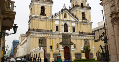 Iglesia San Pedro in Lima, ein Muss für alle Reisenden Iglesia San Pedro in Lima, ein Muss für alle Reisenden