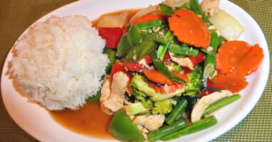 Peru Lima Vegetarisches Gericht mit Huhn