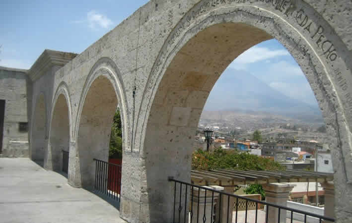 Mirador de Yanahuara: Una ventana a la ciudad de los volcanes
