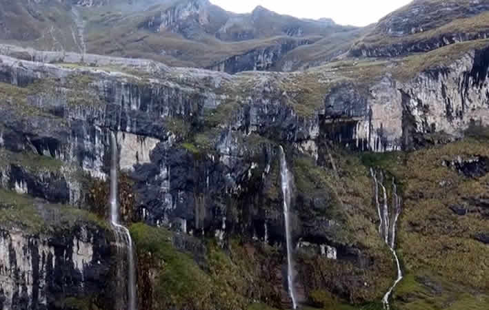 Las Cuatro Cataratas de Umaturco: Maravilla Natural en Apurímac