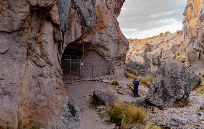 Entrada de la cueva de Sumbay.