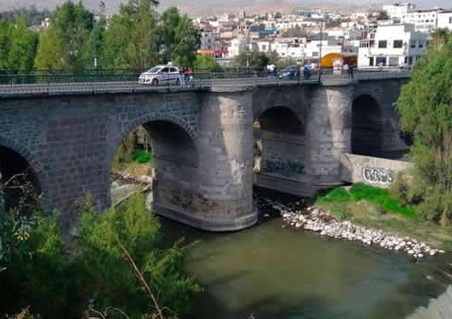 Puente del Grau in Arequipa: Historische Brücke und Touristen-Highlight in Peru Puente del Grau in Arequipa: Historische Brücke und Touristen-Highlight in Peru
