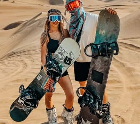 Echtes Sandboarding & Sandskiing zum Sonnenuntergang Echtes Sandboarding & Sandskiing zum Sonnenuntergang