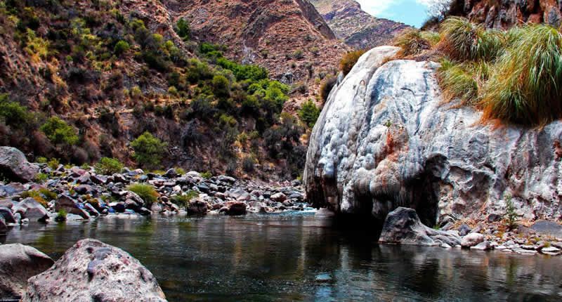 Thermalquellen von Qosniq – Ferruginöse Anden-Thermen am Río Sondondo
