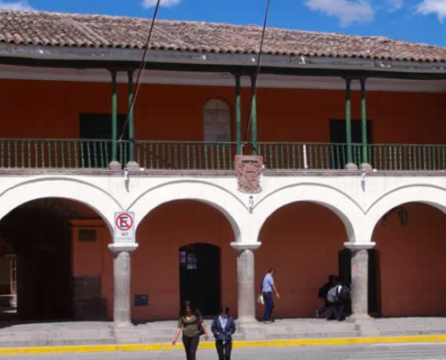 Casa Castilla y Zamora – Vom Bischofspalast zum Herzen der Universität San Cristóbal de Huamanga Casa Castilla y Zamora – Vom Bischofspalast zum Herzen der Universität San Cristóbal de Huamanga