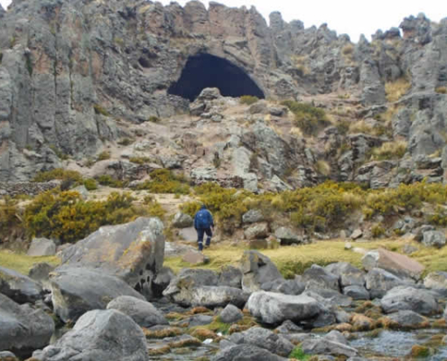 Cueva de Yana Machay – Urgeschichtliche Höhle & mystischer Ort am Río Negro Mayo Cueva de Yana Machay – Urgeschichtliche Höhle & mystischer Ort am Río Negro Mayo