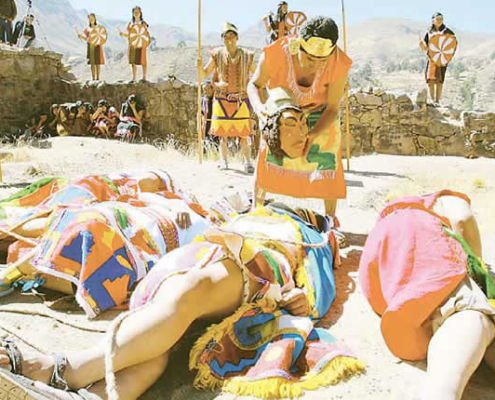 Inszenierung des Todes des Inka Huáscar – Historisches Ritualtheater in Andamarca Inszenierung des Todes des Inka Huáscar – Historisches Ritualtheater in Andamarca