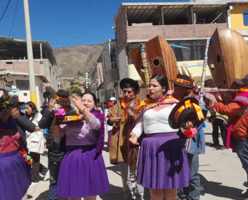 Festividad Santísima Trinidad in Andamarca – Glaube, Viehzucht & Musik im Sondondo‑Tal Festividad Santísima Trinidad in Andamarca – Glaube, Viehzucht & Musik im Sondondo‑Tal