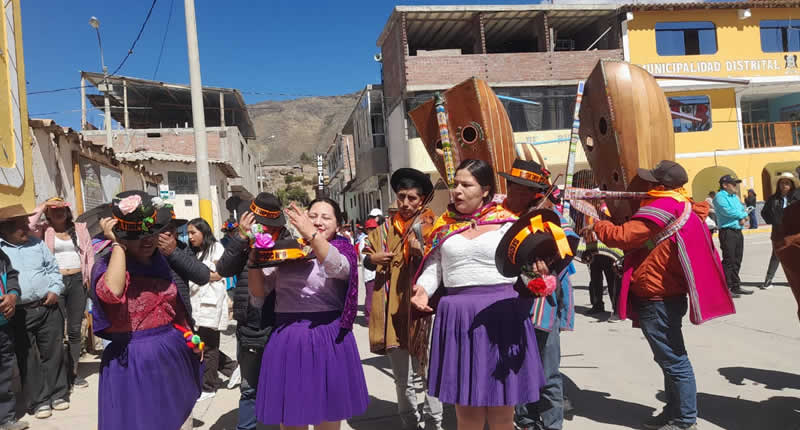 Festividad Santísima Trinidad in Andamarca – Glaube, Viehzucht & Musik im Sondondo‑Tal