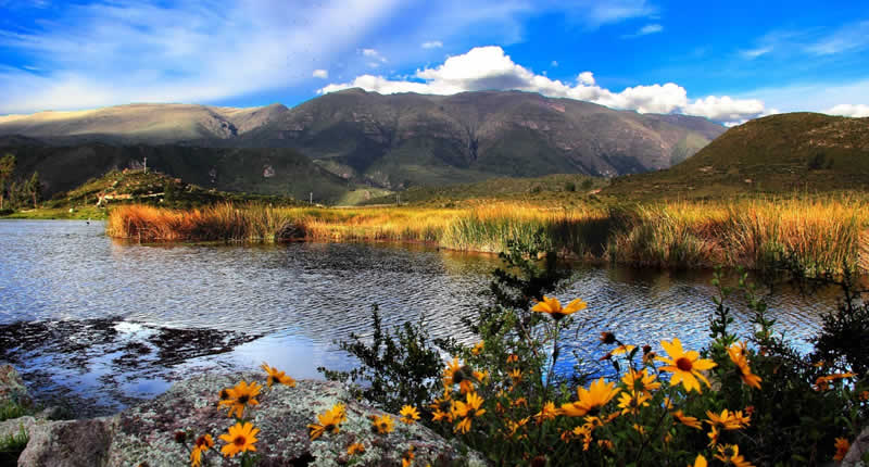 Laguna de Huanzo – Zwei Inseln, Totora-Gürtel & Andenspiegel bei Cabana