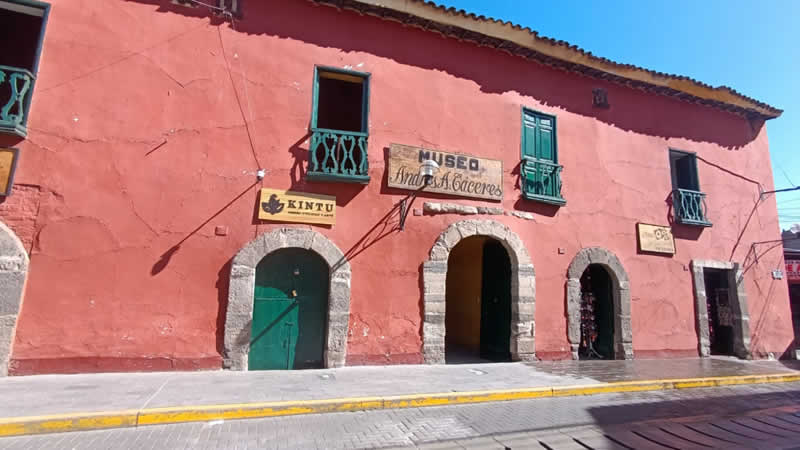 Museo Mariscal Andrés A. Cáceres – Koloniale Architektur & Militärgeschichte in Ayacucho