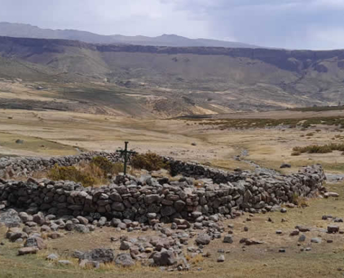 Ñawin Puquio de Huayllahuarmi – Heiliges Quellauge & Lebensader der Andenerien