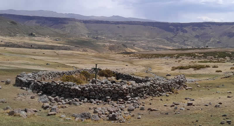 Ñawin Puquio de Huayllahuarmi – Heiliges Quellauge & Lebensader der Andenerien