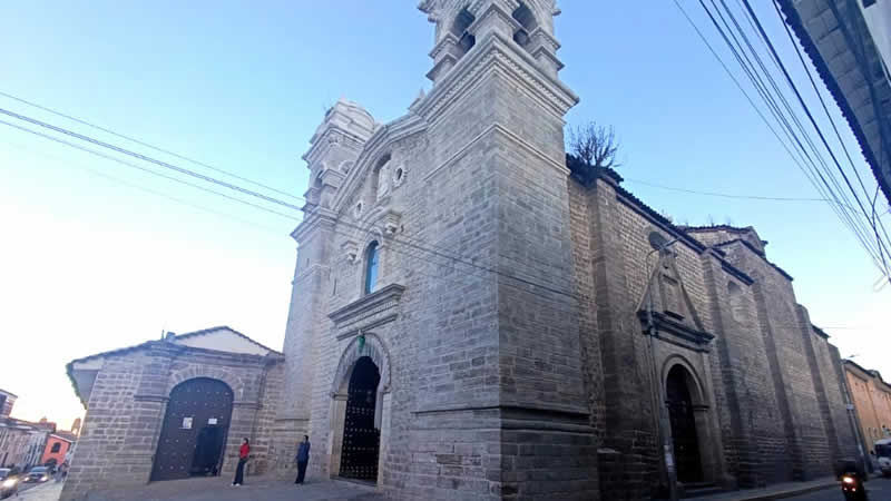 Kirche San Francisco de Paula – Barockaltäre, Katakomben und Semana-Santa-Tradition in Ayacucho
