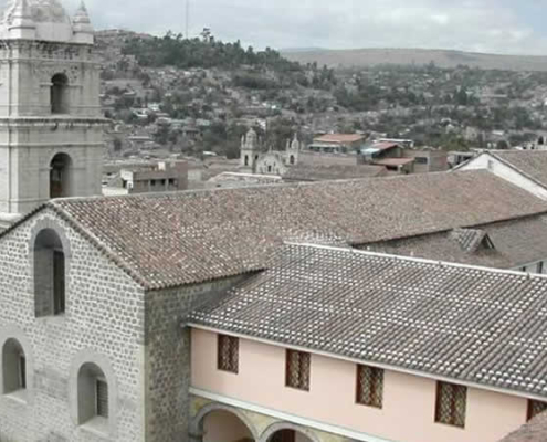 Kirche und Kloster Santa Clara de Asís – Das erste Frauenkloster Ayacuchos und ein Ort gelebter Tradition Kirche und Kloster Santa Clara de Asís – Das erste Frauenkloster Ayacuchos und ein Ort gelebter Tradition