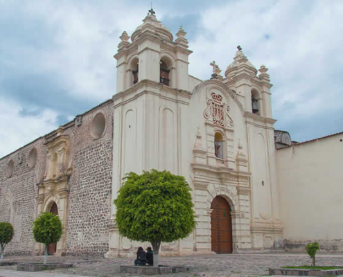 Kirche und Kloster Santa Teresa – Barocke Pracht, klösterliche Tradition und das Herz des ayacuchanischen Folkloreglaubens Kirche und Kloster Santa Teresa – Barocke Pracht, klösterliche Tradition und das Herz des ayacuchanischen Folkloreglaubens