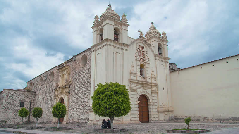 Kirche und Kloster Santa Teresa – Barocke Pracht, klösterliche Tradition und das Herz des ayacuchanischen Folkloreglaubens