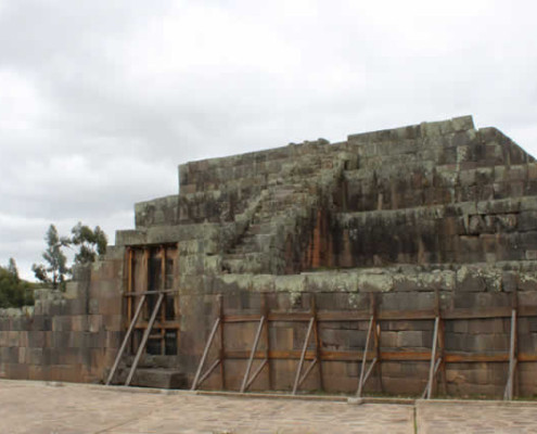 Ushnu Pyramide von Vilcas Huamán – Zeremonien & Inka-Erbe Ushnu Pyramide von Vilcas Huamán – Zeremonien & Inka-Erbe