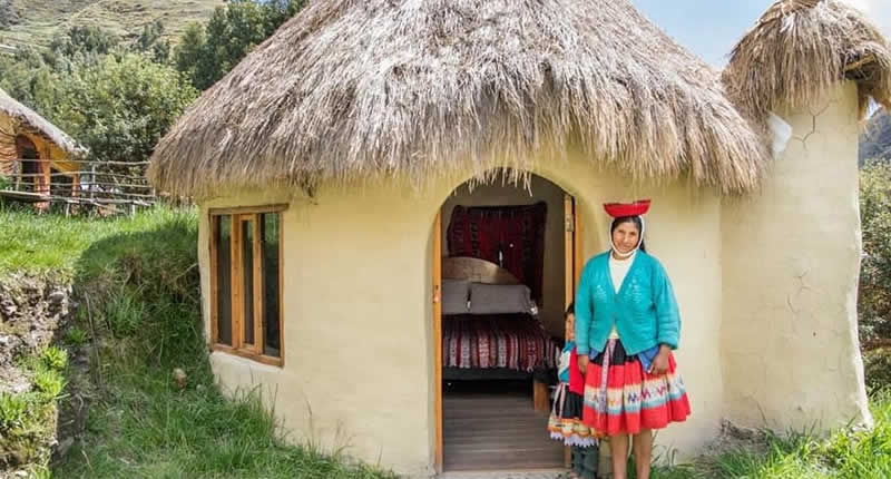 Traditionelle Kleidung und Textilkunst