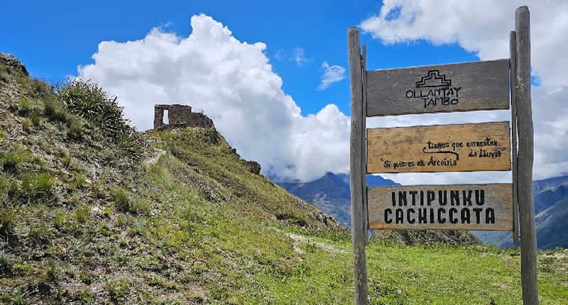 Ein mystisches Tor zwischen Himmel und Erde