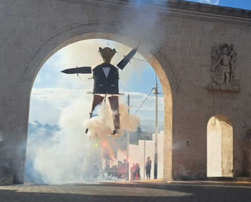 Traditionelles Verbrennen des Judas in Yanahuara – Das Judasfeuer von Arequipa Traditionelles Verbrennen des Judas in Yanahuara – Das Judasfeuer von Arequipa