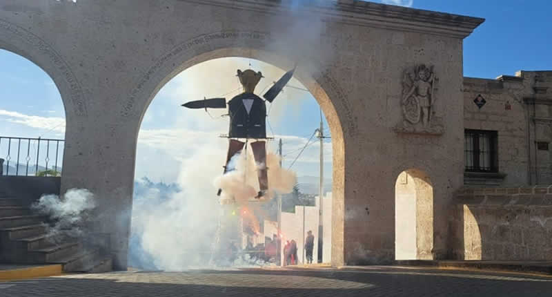 Tradicional Quema de Judas en Yanahuara – El fuego de Judas en Arequipa