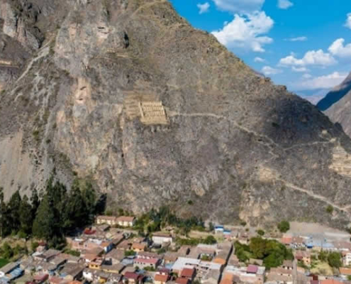 Tunupa o Wiracochan – El gigantesco relieve rocoso de Ollantaytambo Tunupa o Wiracochan – El gigantesco relieve rocoso de Ollantaytambo