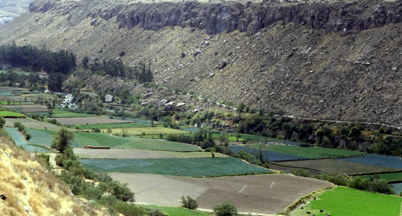 Ein Tal zwischen Landwirtschaft und Wildnis