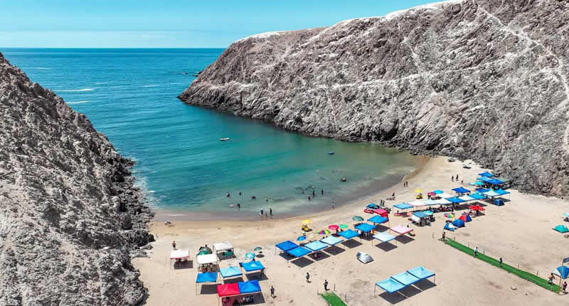 Caleta Centeno: ensenada pacífica de arena fina con oleaje moderado y gran avifauna
