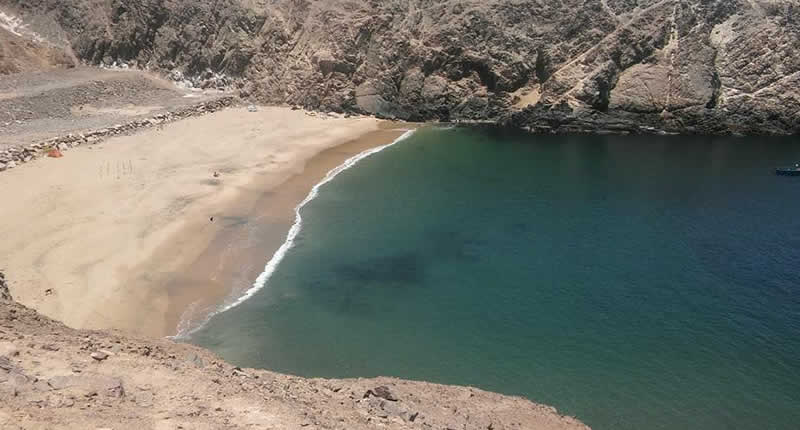 Caleta Quebrada Honda es una bahía protegida y de trazo suave en el Pacífico sur del Perú