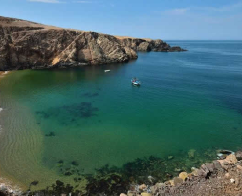 Bucht von Arantas: Historische Küstenbucht zwischen Lomas, Handel und Pazifikwinden Bucht von Arantas: Historische Küstenbucht zwischen Lomas, Handel und Pazifikwinden