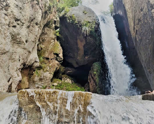 Cascada de Sirenachayocc: Smaragdgrünes Becken, Andenwald und kurzer Trek bei Huanta Cascada de Sirenachayocc: Smaragdgrünes Becken, Andenwald und kurzer Trek bei Huanta
