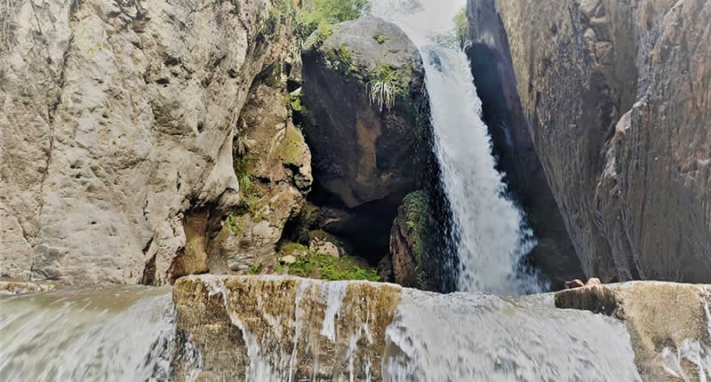 Cascada de Sirenachayocc: Smaragdgrünes Becken, Andenwald und kurzer Trek bei Huanta