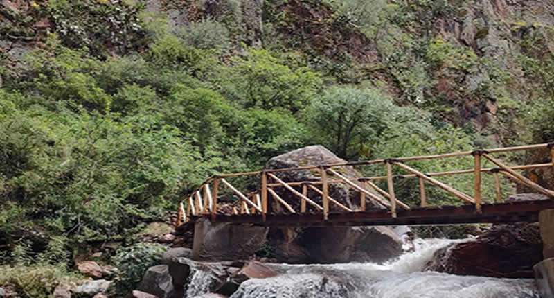 Brücke zum Wasserfall 