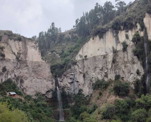 Catarata Paccha Cucho – Sirenachayoq: Wasserfall-Legenden bei Huamanguilla Catarata Paccha Cucho – Sirenachayoq: Wasserfall-Legenden bei Huamanguilla