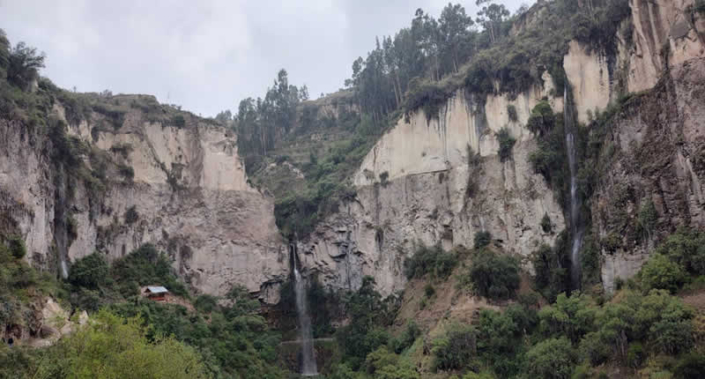 Catarata Paccha Cucho – Sirenachayoq bei Huamanguilla, Huanta Catarata Paccha Cucho – Sirenachayoq: Wasserfall-Legenden bei Huamanguilla