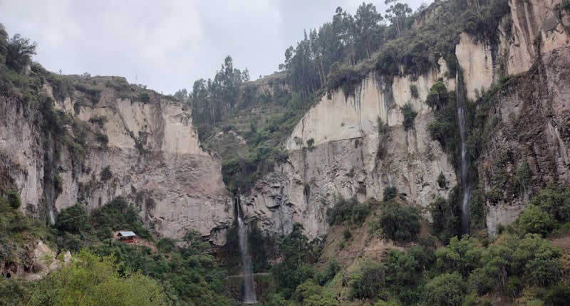  Catarata Paccha Cucho – Sirenachayoq bei Huamanguilla, Huanta Catarata Paccha Cucho – Sirenachayoq: Wasserfall-Legenden bei Huamanguilla
