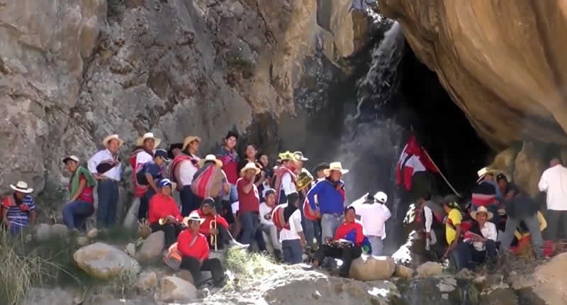 Fiesta del Agua en Charcana – Escarbo de Acequia en el valle de Cotahuasi