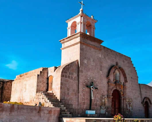 Iglesia de San Andrés de Yura – Sakralarchitektur aus rosafarbenem Sillar Iglesia de San Andrés de Yura – Sakralarchitektur aus rosafarbenem Sillar