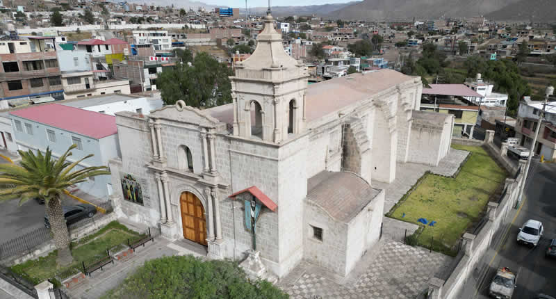 Iglesia San Fernando Rey de Socabaya: iglesia neoclásica de sillar y viva cultura devocional