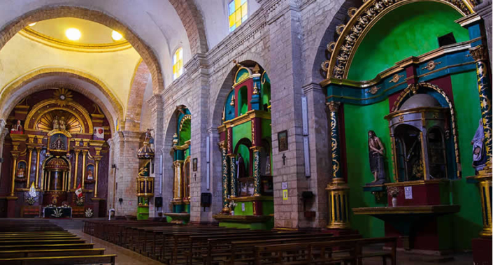 Iglesia San Pedro Matriz de Huanta: Renaissance-Fassade, gotische Türme und gelebte Frömmigkeit in Ayacucho