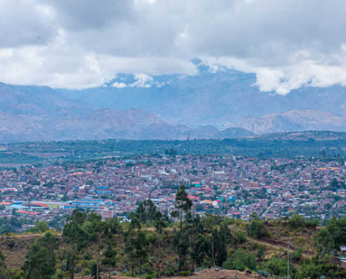 Mirador Tres Cruces de Vueltaccpata: Andine Symbolik, goldenes Abendlicht und Blick über Huanta Mirador Tres Cruces de Vueltaccpata: Andine Symbolik, goldenes Abendlicht und Blick über Huanta