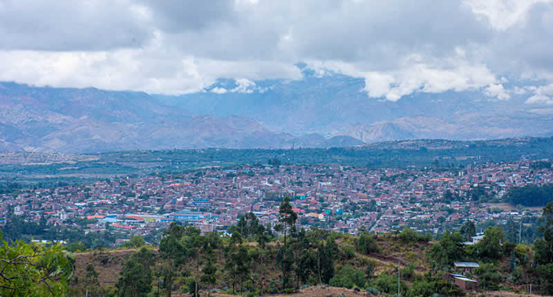 Mirador Tres Cruces de Vueltaccpata: Andine Symbolik, goldenes Abendlicht und Blick über Huanta