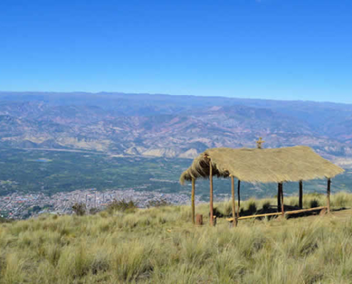 Mirador de Pultunchara: Höchster Aussichtsbalkon von Huanta mit Andenlicht und endlosem Horizont Mirador de Pultunchara: Höchster Aussichtsbalkon von Huanta mit Andenlicht und endlosem Horizont