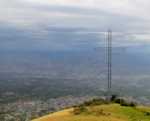 Mirador Natural de la Cruz de la Pacificación (Cerro Calvario): Panorama über Huanta, Erinnerung & Andennatur Mirador Natural de la Cruz de la Pacificación (Cerro Calvario): Panorama über Huanta, Erinnerung & Andennatur
