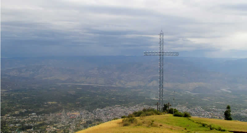  Mirador Natural de la Cruz de la Pacificación del Cerro Calvario en Huanta Mirador Natural de la Cruz de la Pacificación (Cerro Calvario): Panorama über Huanta, Erinnerung & Andennatur