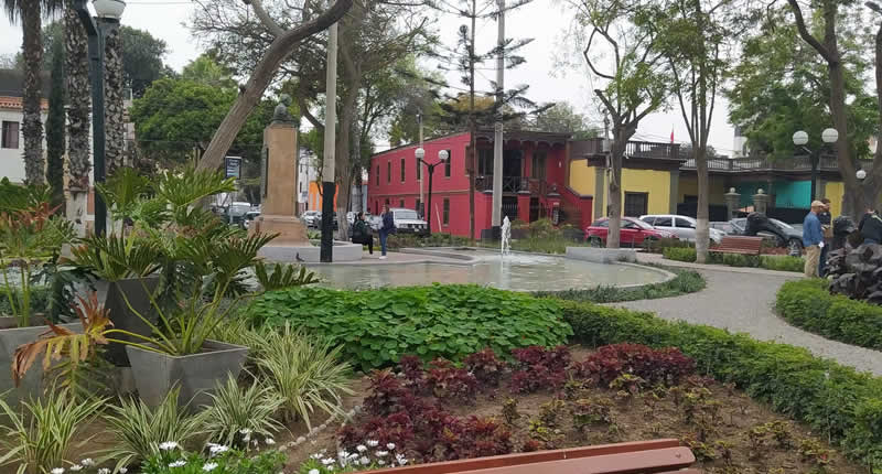 Parque Federico Villarreal – Denkmalpark zwischen Jr. Sucre und Bajada de los Baños
