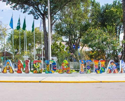 Parque Gervasio Santillana (Parque Alameda): Traditionspark mit Heldenbüste, Karnevalsskulptur und Retama-Blüte Parque Gervasio Santillana (Parque Alameda): Traditionspark mit Heldenbüste, Karnevalsskulptur und Retama-Blüte