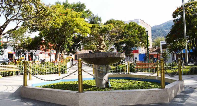 Parque de los Héroes en Huanta – fuente con ángel und Büsten peruanischer Helden